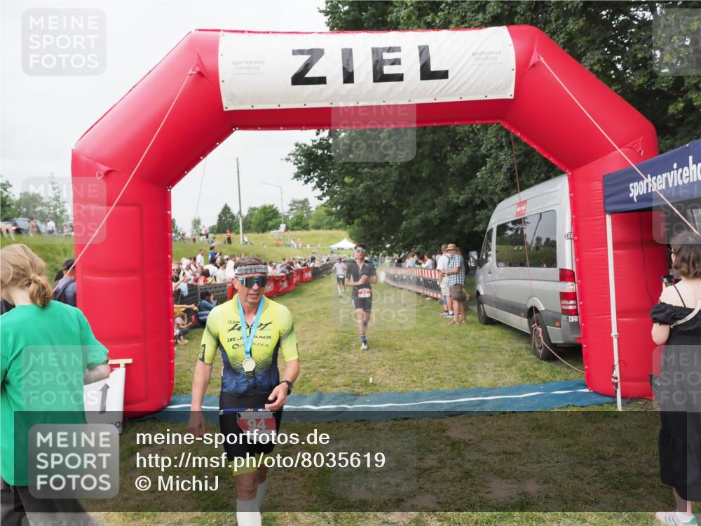 21.06.2025 - 27. Vierlanden-Triathlon MichiJ http://msf.ph/oto/8035619 15.06.2026 13:00:42 Ziel 12 meine-sportfotos.de