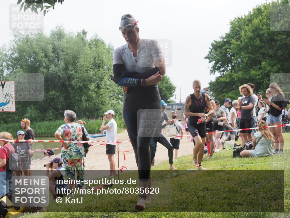 15.06.2025 - 27. Vierlanden-Triathlon KatJ http://msf.ph/oto/8035620 15.06.2025 11:20:25 Schwimmen 838, 880, 890, 926 meine-sportfotos.de