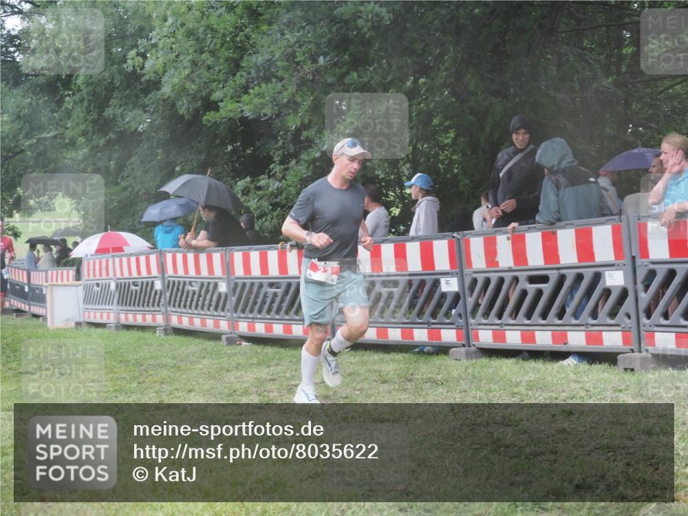 21.06.2025 - 27. Vierlanden-Triathlon KatJ http://msf.ph/oto/8035622 15.06.2025 13:52:17 Ziel 23, 776, 1117, 1163 meine-sportfotos.de