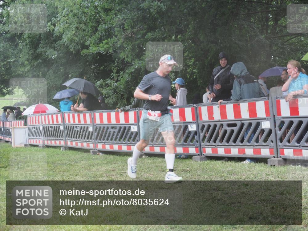 21.06.2025 - 27. Vierlanden-Triathlon KatJ http://msf.ph/oto/8035624 15.06.2025 13:52:17 Ziel 23, 776, 1117, 1163 meine-sportfotos.de