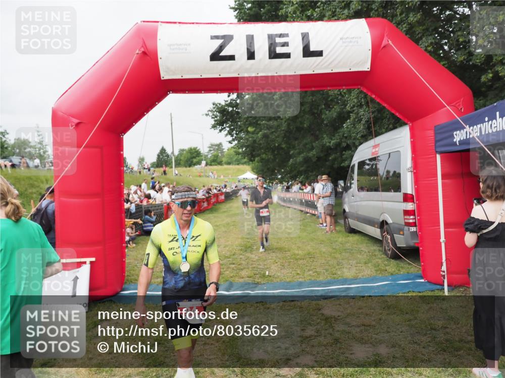 21.06.2025 - 27. Vierlanden-Triathlon MichiJ http://msf.ph/oto/8035625 15.06.2026 13:00:43 Ziel 12, 639 meine-sportfotos.de