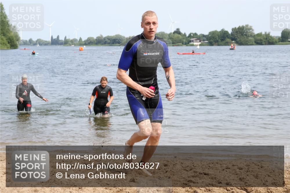 15.06.2025 - 27. Vierlanden-Triathlon Lena Gebhardt http://msf.ph/oto/8035627 15.06.2025 11:23:46 Schwimmen 903, 955, 956 meine-sportfotos.de