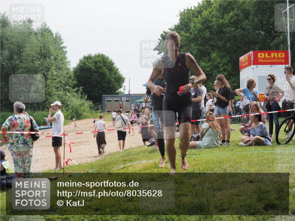 15.06.2025 - 27. Vierlanden-Triathlon KatJ http://msf.ph/oto/8035628 15.06.2025 11:20:27 Schwimmen 838, 880, 890, 926 meine-sportfotos.de