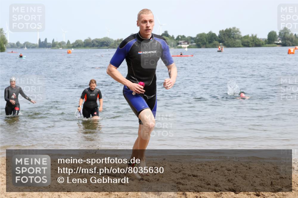 15.06.2025 - 27. Vierlanden-Triathlon Lena Gebhardt http://msf.ph/oto/8035630 15.06.2025 11:23:46 Schwimmen 903, 955, 956 meine-sportfotos.de