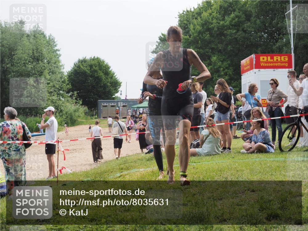 15.06.2025 - 27. Vierlanden-Triathlon KatJ http://msf.ph/oto/8035631 15.06.2025 11:20:27 Schwimmen 838, 880, 890, 926 meine-sportfotos.de