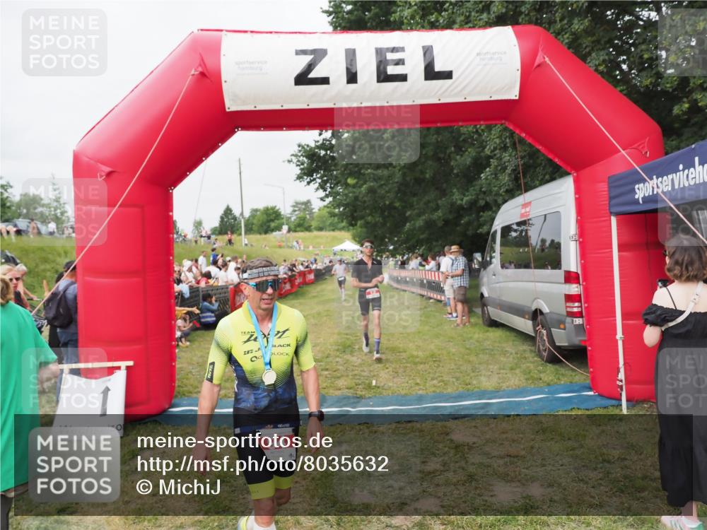 21.06.2025 - 27. Vierlanden-Triathlon MichiJ http://msf.ph/oto/8035632 15.06.2026 13:00:43 Ziel 12, 639 meine-sportfotos.de
