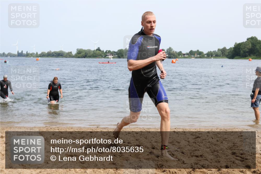 15.06.2025 - 27. Vierlanden-Triathlon Lena Gebhardt http://msf.ph/oto/8035635 15.06.2025 11:23:47 Schwimmen 903, 955, 956 meine-sportfotos.de