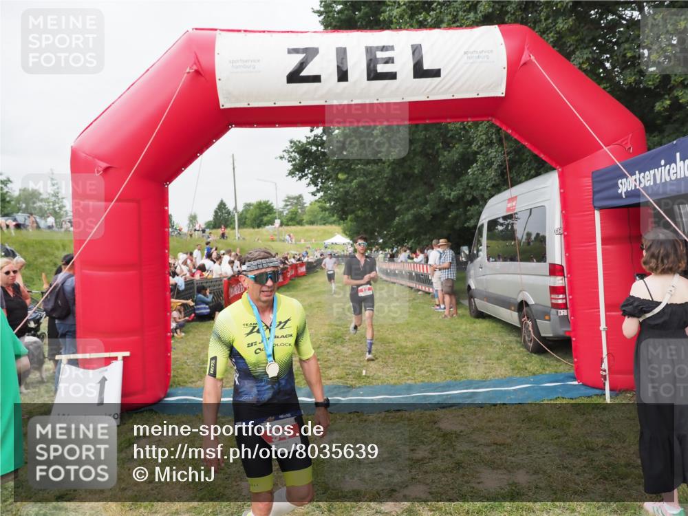 21.06.2025 - 27. Vierlanden-Triathlon MichiJ http://msf.ph/oto/8035639 15.06.2026 13:00:43 Ziel 12, 639 meine-sportfotos.de