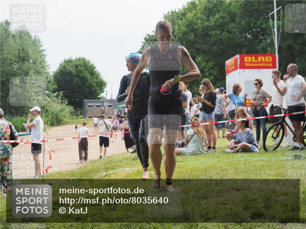 15.06.2025 - 27. Vierlanden-Triathlon KatJ http://msf.ph/oto/8035640 15.06.2025 11:20:27 Schwimmen 838, 880, 890, 926 meine-sportfotos.de