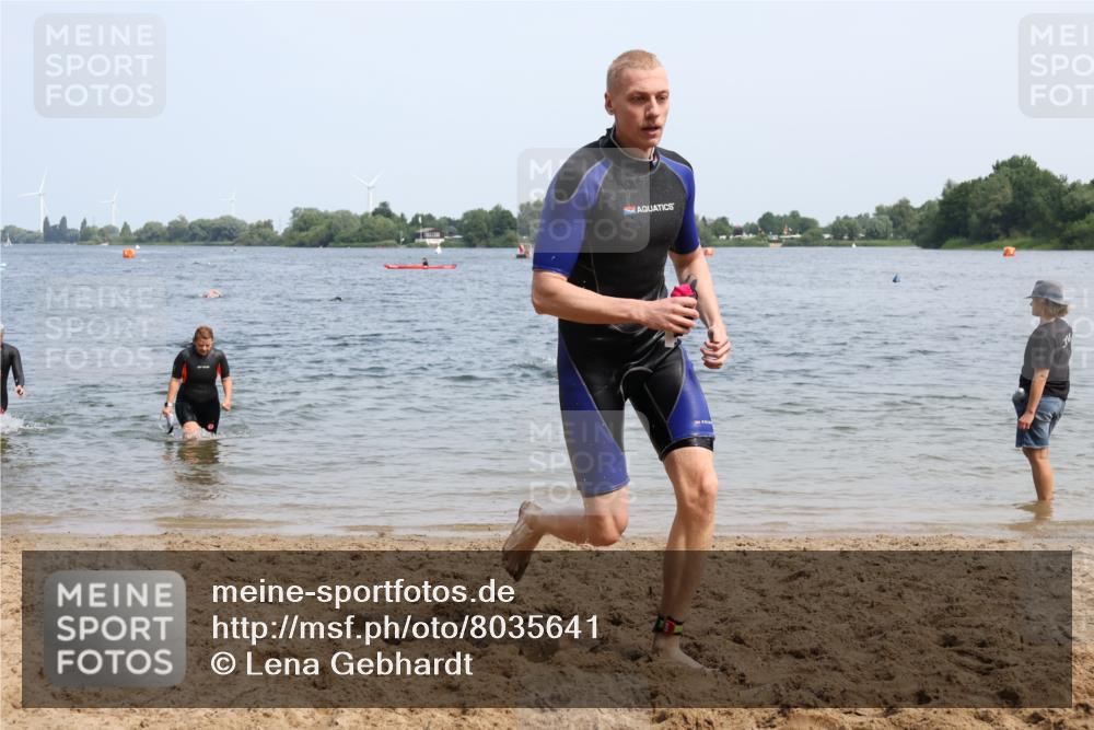 15.06.2025 - 27. Vierlanden-Triathlon Lena Gebhardt http://msf.ph/oto/8035641 15.06.2025 11:23:47 Schwimmen 903, 955, 956 meine-sportfotos.de