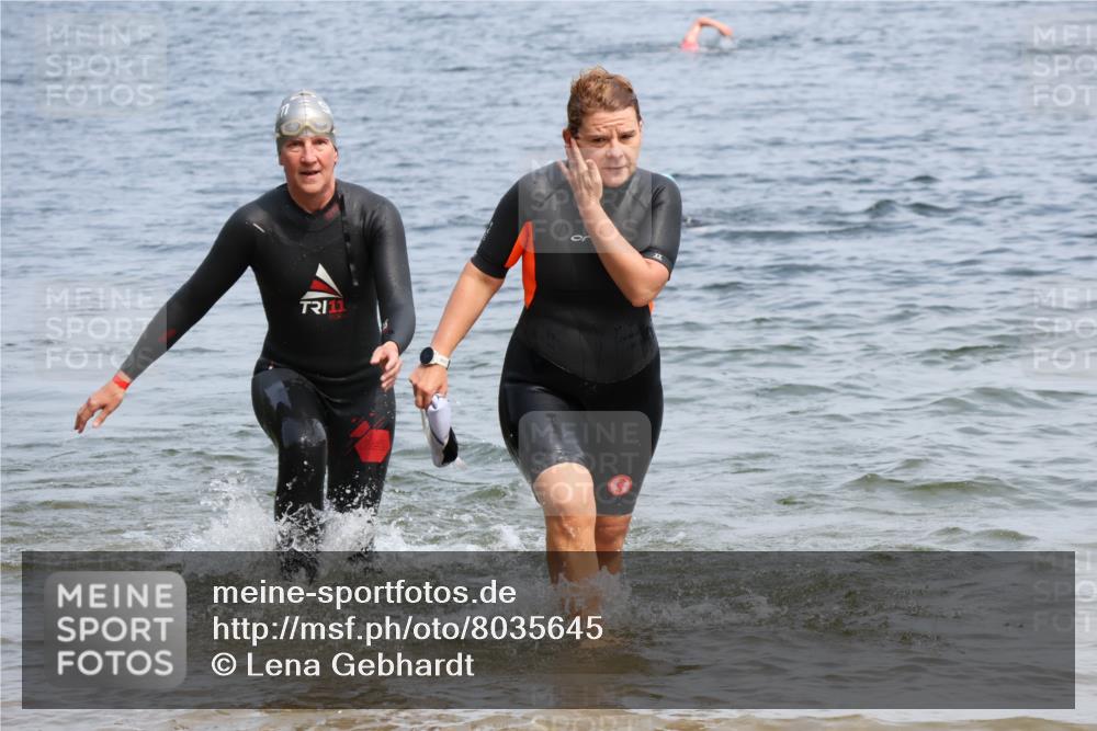15.06.2025 - 27. Vierlanden-Triathlon Lena Gebhardt http://msf.ph/oto/8035645 15.06.2025 11:23:49 Schwimmen 903, 955, 956 meine-sportfotos.de