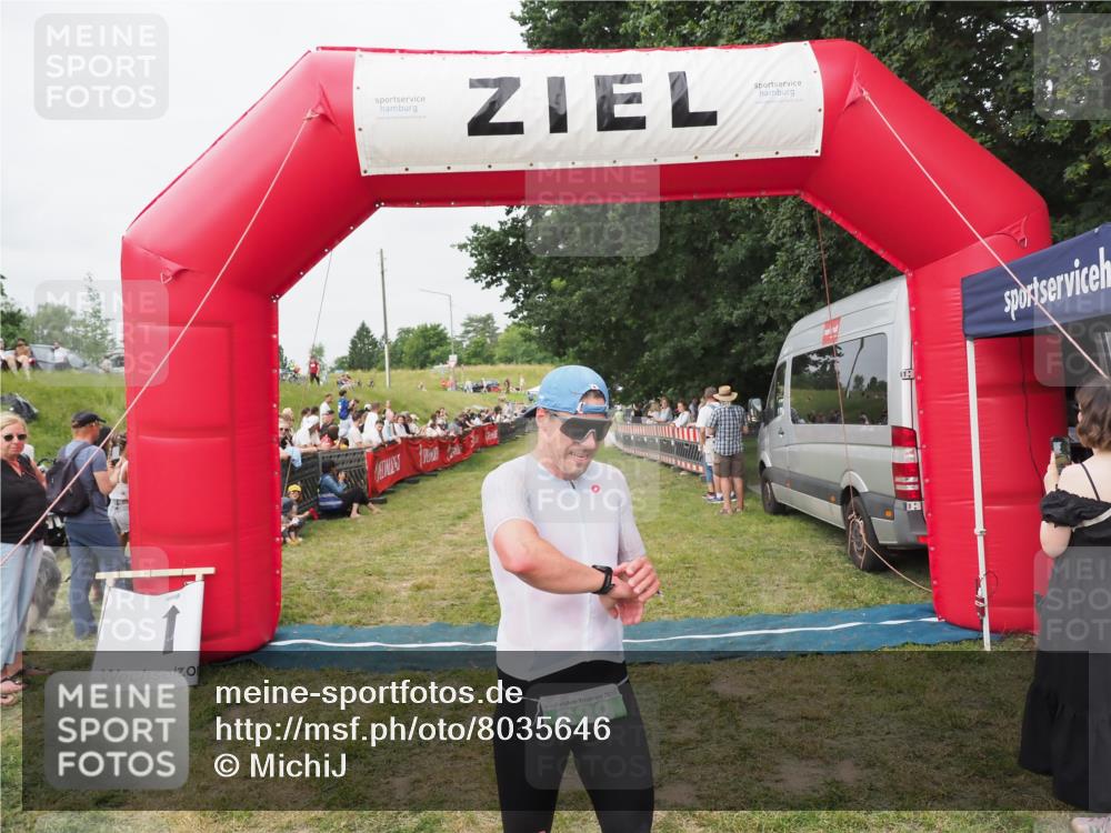 21.06.2025 - 27. Vierlanden-Triathlon MichiJ http://msf.ph/oto/8035646 15.06.2026 13:00:49 Ziel 12, 639 meine-sportfotos.de