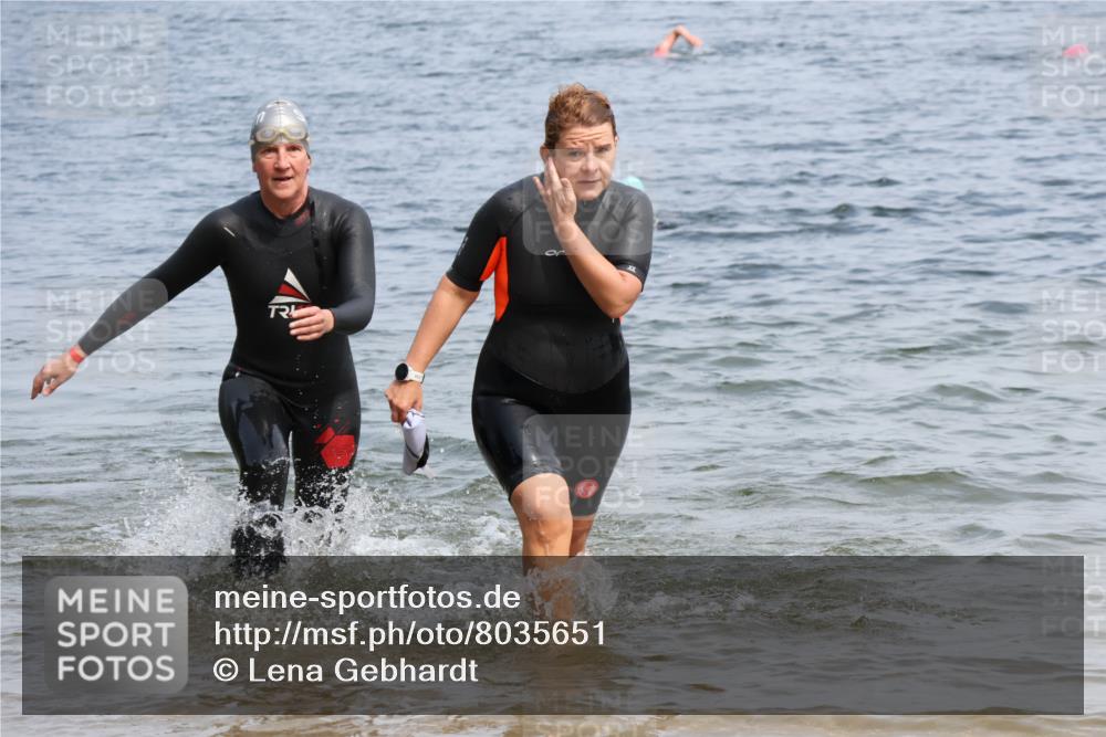 15.06.2025 - 27. Vierlanden-Triathlon Lena Gebhardt http://msf.ph/oto/8035651 15.06.2025 11:23:49 Schwimmen 903, 955, 956 meine-sportfotos.de