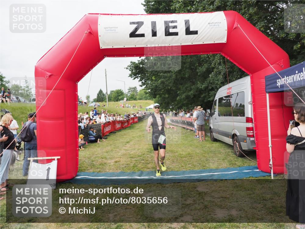 21.06.2025 - 27. Vierlanden-Triathlon MichiJ http://msf.ph/oto/8035656 15.06.2026 13:00:56 Ziel 638 meine-sportfotos.de