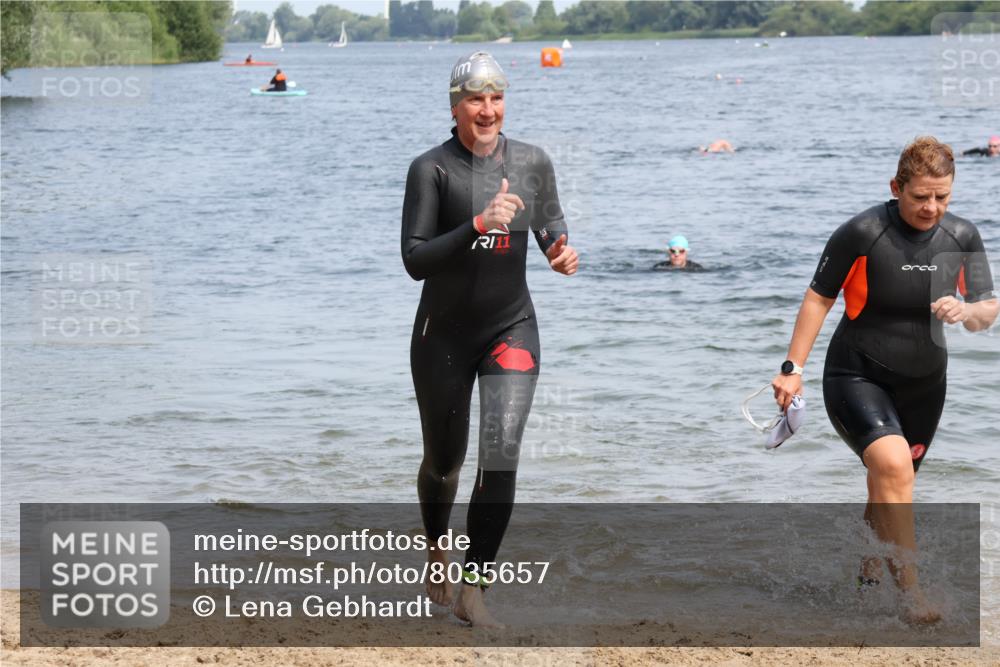 15.06.2025 - 27. Vierlanden-Triathlon Lena Gebhardt http://msf.ph/oto/8035657 15.06.2025 11:23:51 Schwimmen 903, 955, 956 meine-sportfotos.de