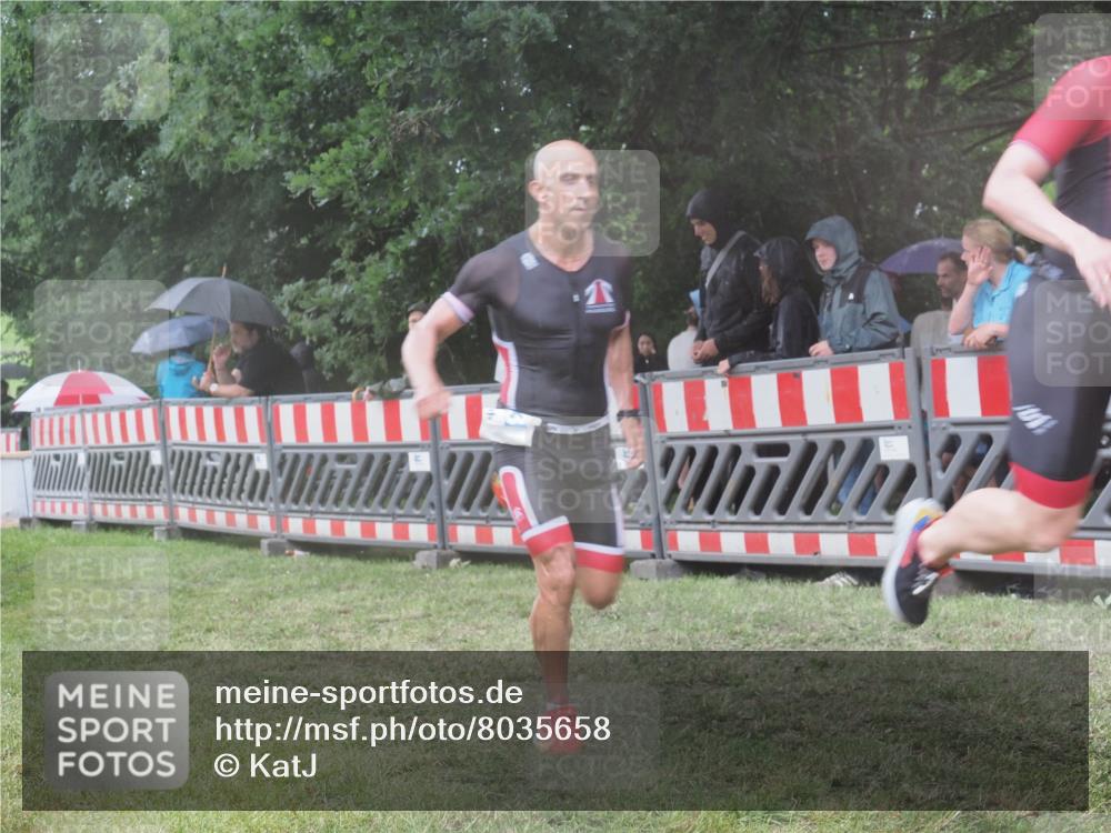21.06.2025 - 27. Vierlanden-Triathlon KatJ http://msf.ph/oto/8035658 15.06.2025 13:52:21 Ziel 776, 1163 meine-sportfotos.de