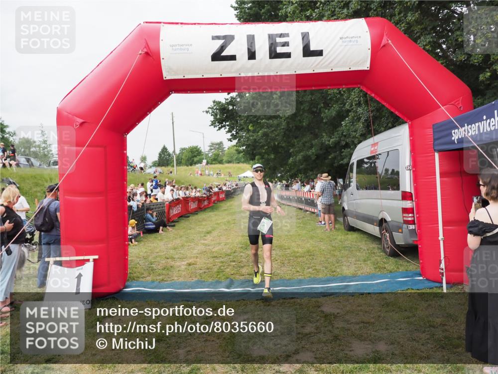 21.06.2025 - 27. Vierlanden-Triathlon MichiJ http://msf.ph/oto/8035660 15.06.2026 13:00:56 Ziel 638 meine-sportfotos.de