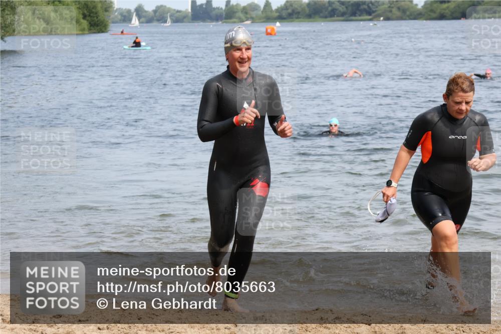 15.06.2025 - 27. Vierlanden-Triathlon Lena Gebhardt http://msf.ph/oto/8035663 15.06.2025 11:23:51 Schwimmen 903, 955, 956 meine-sportfotos.de
