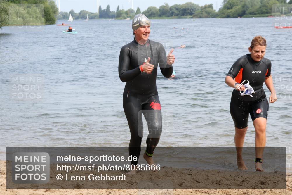 15.06.2025 - 27. Vierlanden-Triathlon Lena Gebhardt http://msf.ph/oto/8035666 15.06.2025 11:23:52 Schwimmen 903, 955, 956, 959 meine-sportfotos.de