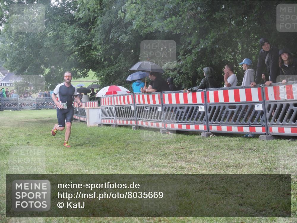 21.06.2025 - 27. Vierlanden-Triathlon KatJ http://msf.ph/oto/8035669 15.06.2025 13:52:25 Ziel 776 meine-sportfotos.de
