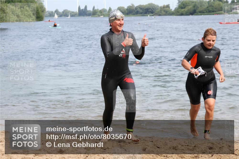 15.06.2025 - 27. Vierlanden-Triathlon Lena Gebhardt http://msf.ph/oto/8035670 15.06.2025 11:23:52 Schwimmen 903, 955, 956, 959 meine-sportfotos.de