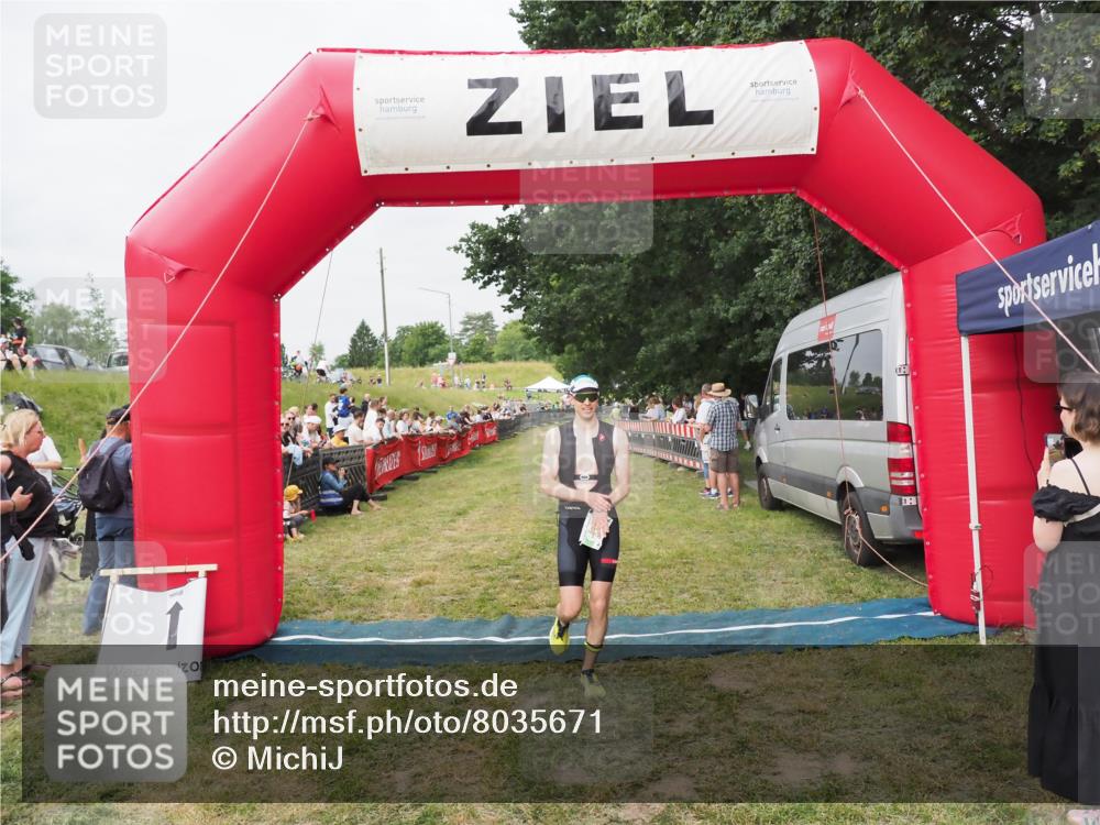 21.06.2025 - 27. Vierlanden-Triathlon MichiJ http://msf.ph/oto/8035671 15.06.2026 13:00:56 Ziel 638 meine-sportfotos.de