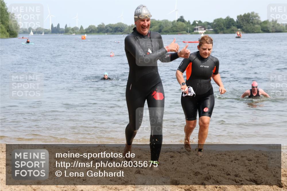 15.06.2025 - 27. Vierlanden-Triathlon Lena Gebhardt http://msf.ph/oto/8035675 15.06.2025 11:23:53 Schwimmen 903, 955, 956, 959 meine-sportfotos.de