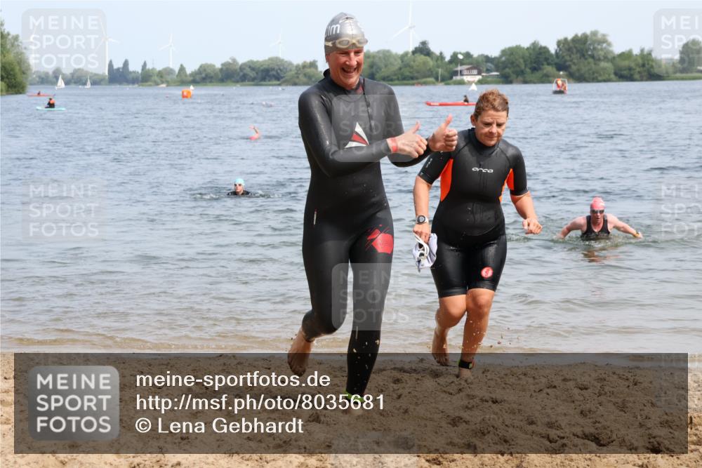 15.06.2025 - 27. Vierlanden-Triathlon Lena Gebhardt http://msf.ph/oto/8035681 15.06.2025 11:23:53 Schwimmen 903, 955, 956, 959 meine-sportfotos.de