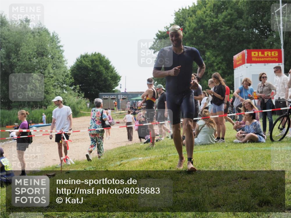 15.06.2025 - 27. Vierlanden-Triathlon KatJ http://msf.ph/oto/8035683 15.06.2025 11:20:33 Schwimmen 838, 890, 926, 969 meine-sportfotos.de