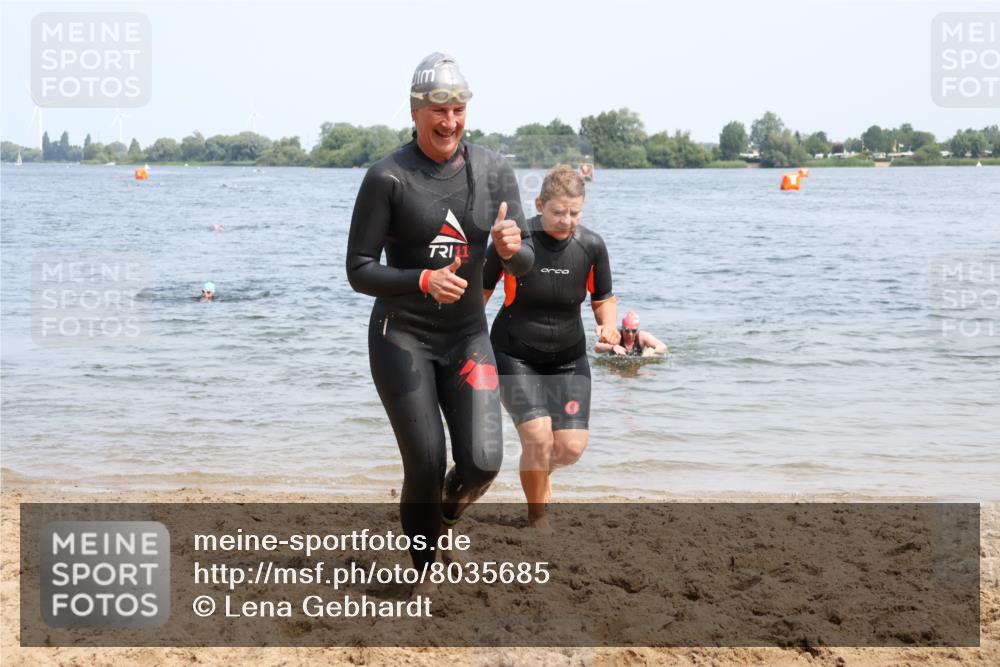 15.06.2025 - 27. Vierlanden-Triathlon Lena Gebhardt http://msf.ph/oto/8035685 15.06.2025 11:23:53 Schwimmen 903, 955, 956, 959 meine-sportfotos.de