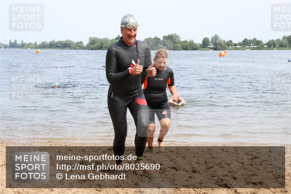 15.06.2025 - 27. Vierlanden-Triathlon Lena Gebhardt http://msf.ph/oto/8035690 15.06.2025 11:23:53 Schwimmen 903, 955, 956, 959 meine-sportfotos.de