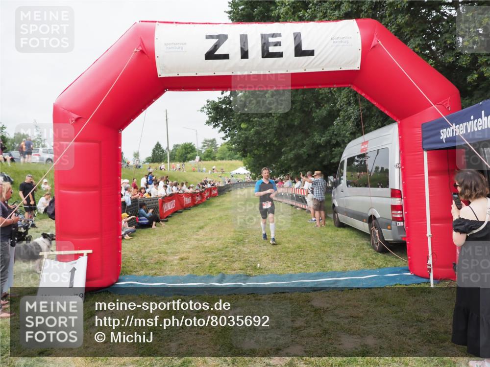 21.06.2025 - 27. Vierlanden-Triathlon MichiJ http://msf.ph/oto/8035692 15.06.2026 13:01:11 Ziel 106 meine-sportfotos.de