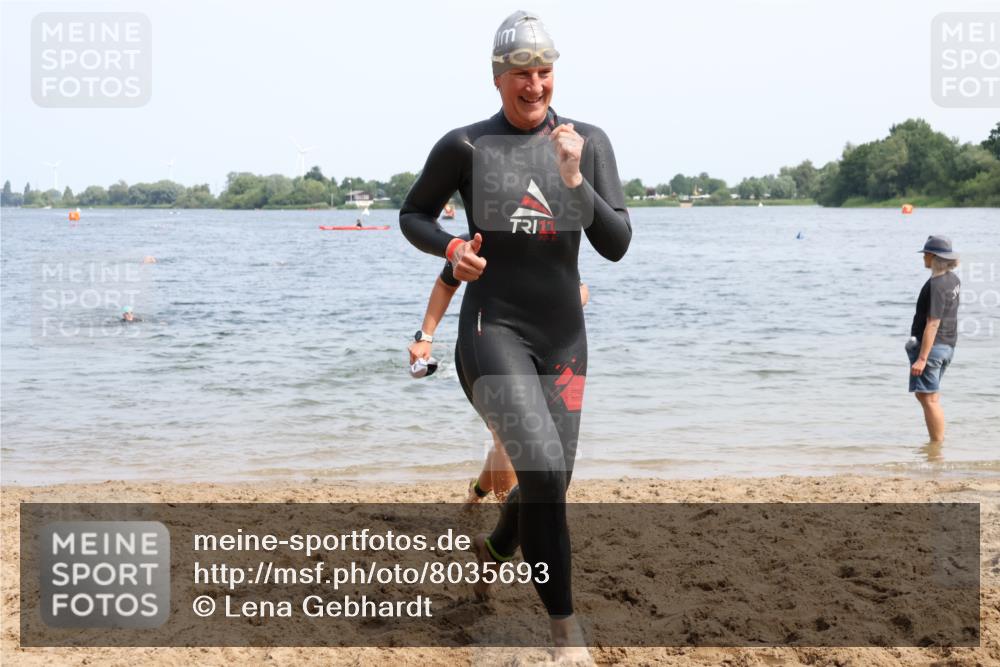 15.06.2025 - 27. Vierlanden-Triathlon Lena Gebhardt http://msf.ph/oto/8035693 15.06.2025 11:23:54 Schwimmen 903, 955, 956, 959 meine-sportfotos.de