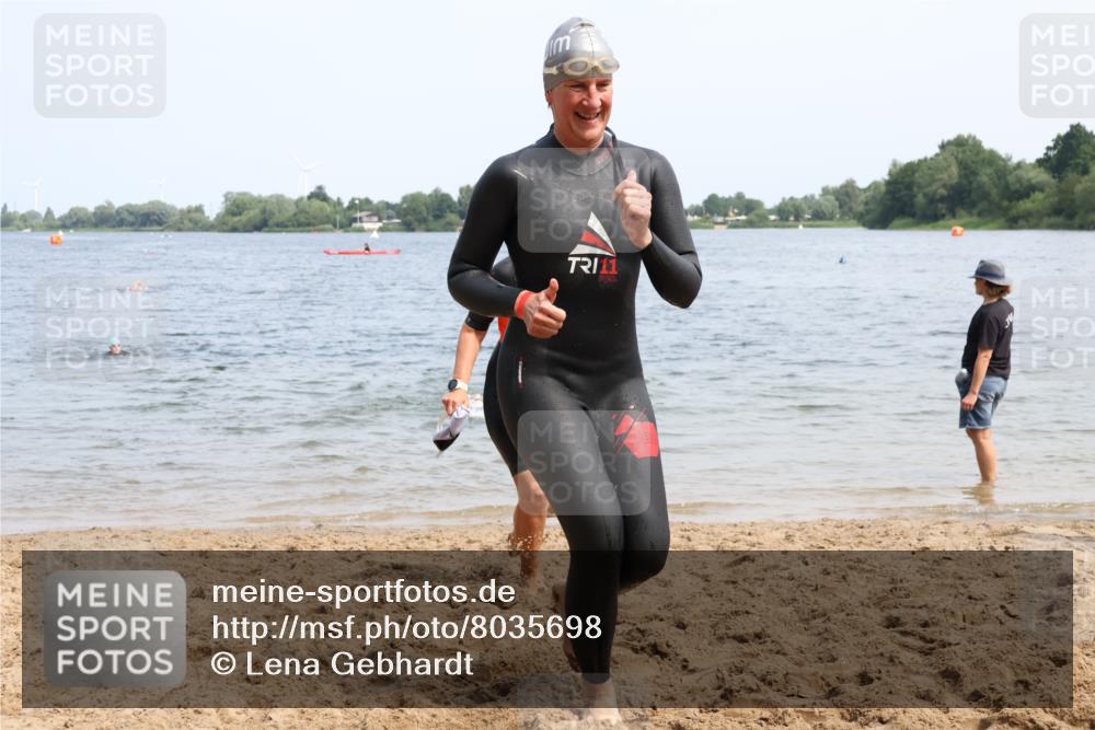 15.06.2025 - 27. Vierlanden-Triathlon Lena Gebhardt http://msf.ph/oto/8035698 15.06.2025 11:23:54 Schwimmen 903, 955, 956, 959 meine-sportfotos.de