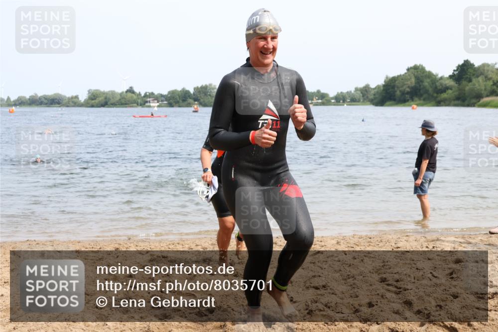 15.06.2025 - 27. Vierlanden-Triathlon Lena Gebhardt http://msf.ph/oto/8035701 15.06.2025 11:23:54 Schwimmen 903, 955, 956, 959 meine-sportfotos.de