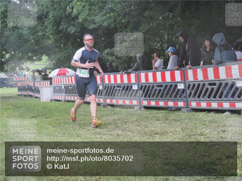21.06.2025 - 27. Vierlanden-Triathlon KatJ http://msf.ph/oto/8035702 15.06.2025 13:52:26 Ziel 776 meine-sportfotos.de