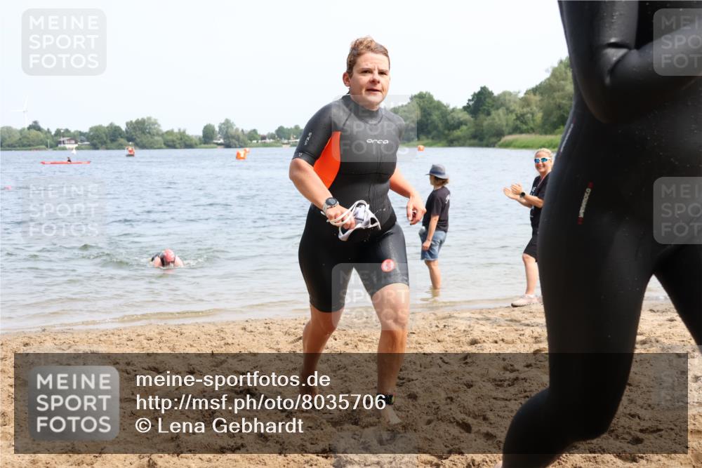 15.06.2025 - 27. Vierlanden-Triathlon Lena Gebhardt http://msf.ph/oto/8035706 15.06.2025 11:23:55 Schwimmen 903, 955, 956, 959 meine-sportfotos.de