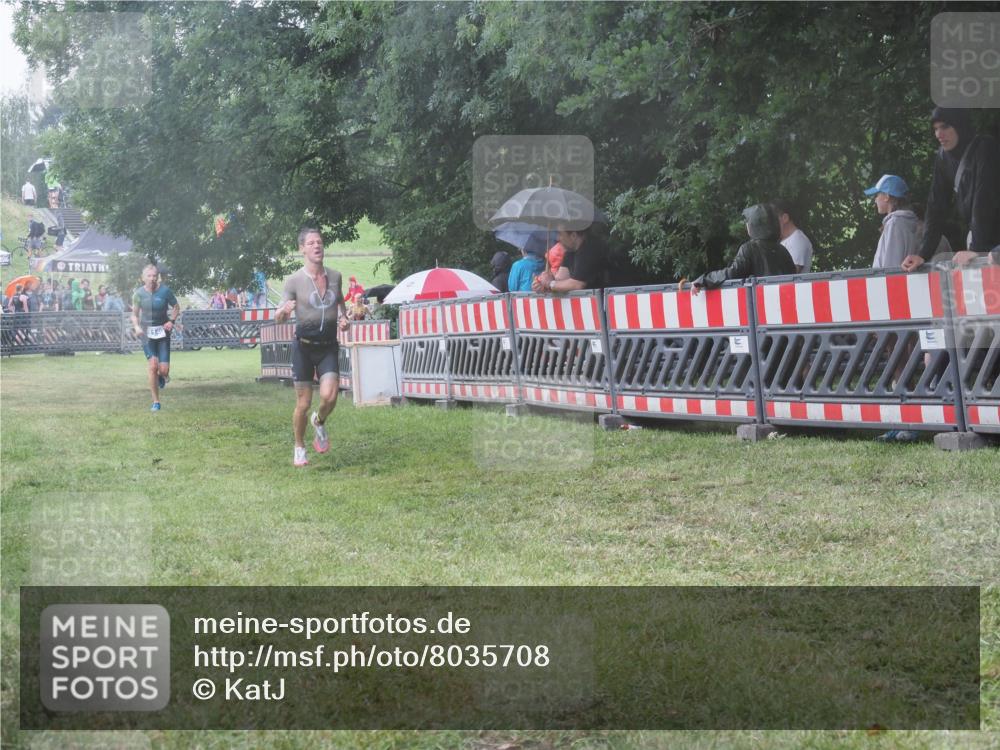 21.06.2025 - 27. Vierlanden-Triathlon KatJ http://msf.ph/oto/8035708 15.06.2025 13:52:37 Ziel 913, 1123, 1140 meine-sportfotos.de