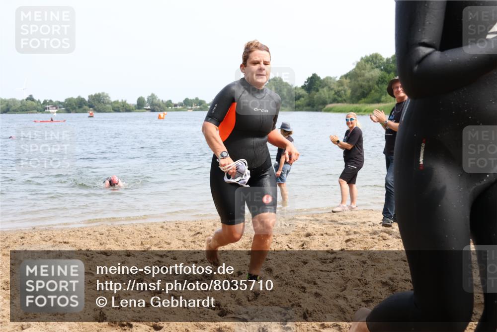 15.06.2025 - 27. Vierlanden-Triathlon Lena Gebhardt http://msf.ph/oto/8035710 15.06.2025 11:23:55 Schwimmen 903, 955, 956, 959 meine-sportfotos.de