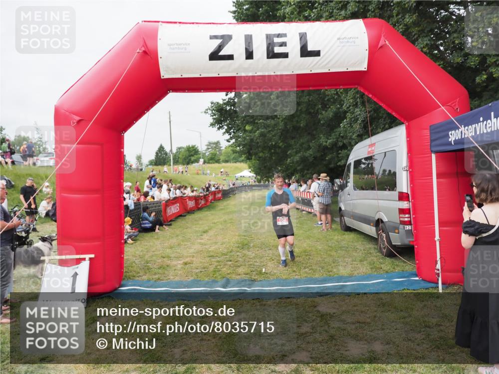 21.06.2025 - 27. Vierlanden-Triathlon MichiJ http://msf.ph/oto/8035715 15.06.2026 13:01:11 Ziel 106 meine-sportfotos.de