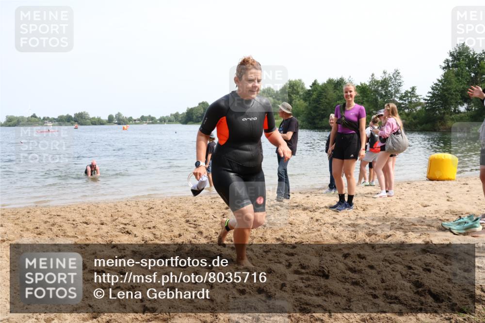 15.06.2025 - 27. Vierlanden-Triathlon Lena Gebhardt http://msf.ph/oto/8035716 15.06.2025 11:23:55 Schwimmen 903, 955, 956, 959 meine-sportfotos.de
