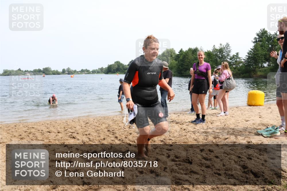 15.06.2025 - 27. Vierlanden-Triathlon Lena Gebhardt http://msf.ph/oto/8035718 15.06.2025 11:23:55 Schwimmen 903, 955, 956, 959 meine-sportfotos.de