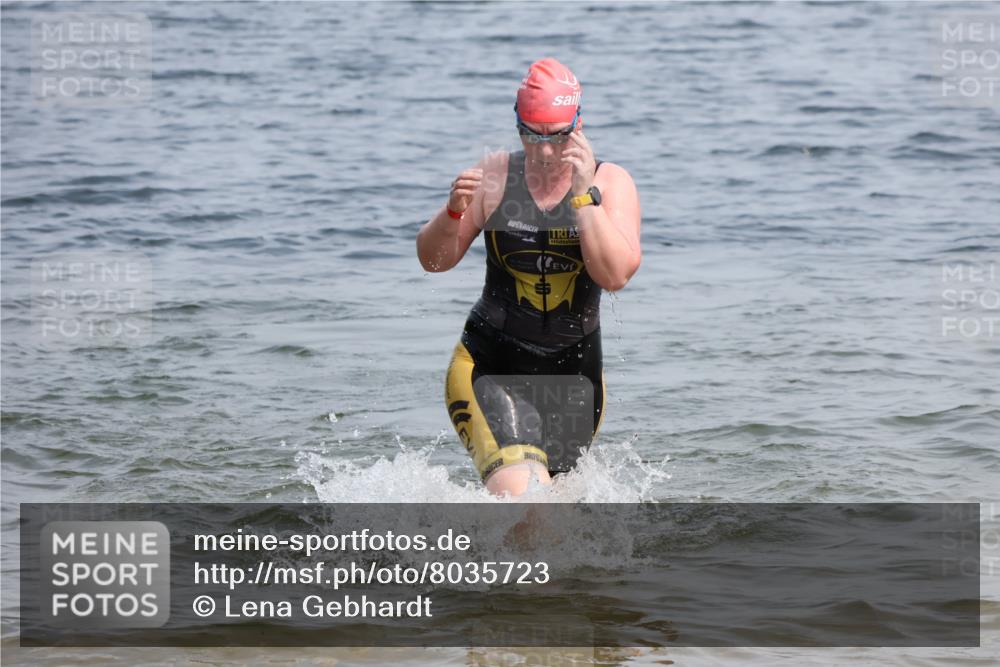 15.06.2025 - 27. Vierlanden-Triathlon Lena Gebhardt http://msf.ph/oto/8035723 15.06.2025 11:23:57 Schwimmen 903, 955, 959 meine-sportfotos.de