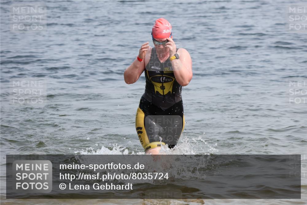 15.06.2025 - 27. Vierlanden-Triathlon Lena Gebhardt http://msf.ph/oto/8035724 15.06.2025 11:23:57 Schwimmen 903, 955, 959 meine-sportfotos.de
