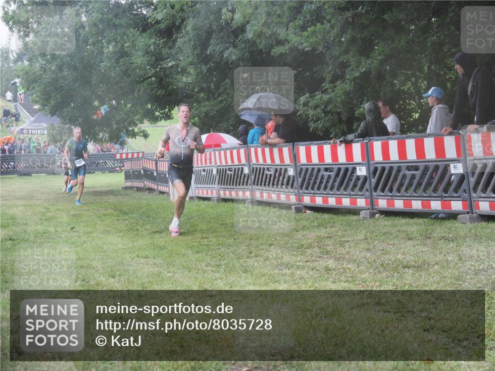 21.06.2025 - 27. Vierlanden-Triathlon KatJ http://msf.ph/oto/8035728 15.06.2025 13:52:37 Ziel 913, 1123, 1140 meine-sportfotos.de