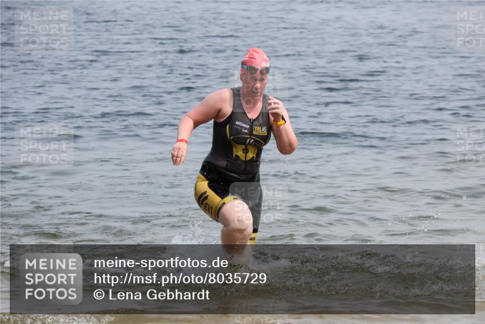 15.06.2025 - 27. Vierlanden-Triathlon Lena Gebhardt http://msf.ph/oto/8035729 15.06.2025 11:23:58 Schwimmen 903, 955, 959 meine-sportfotos.de
