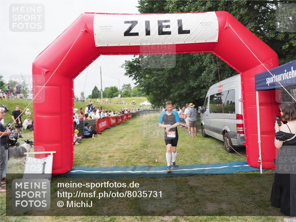 21.06.2025 - 27. Vierlanden-Triathlon MichiJ http://msf.ph/oto/8035731 15.06.2026 13:01:12 Ziel 106 meine-sportfotos.de