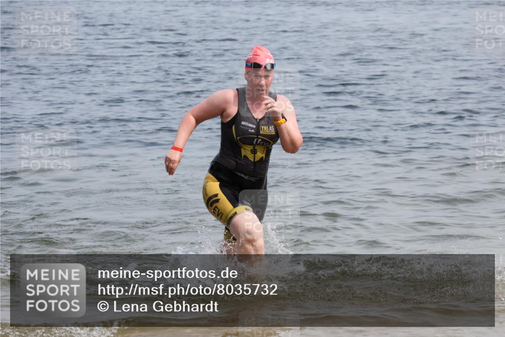15.06.2025 - 27. Vierlanden-Triathlon Lena Gebhardt http://msf.ph/oto/8035732 15.06.2025 11:23:58 Schwimmen 903, 955, 959 meine-sportfotos.de