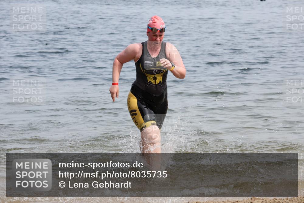 15.06.2025 - 27. Vierlanden-Triathlon Lena Gebhardt http://msf.ph/oto/8035735 15.06.2025 11:23:59 Schwimmen 903, 955, 959 meine-sportfotos.de