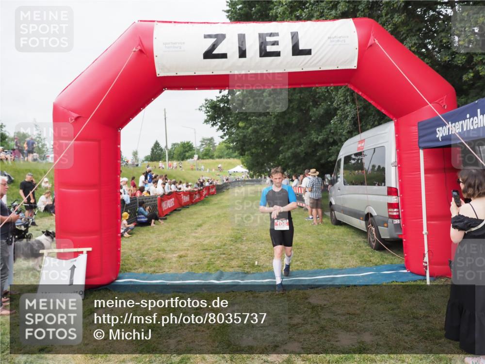 21.06.2025 - 27. Vierlanden-Triathlon MichiJ http://msf.ph/oto/8035737 15.06.2026 13:01:12 Ziel 106 meine-sportfotos.de